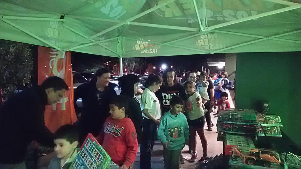 PCHLifestyles's tweet photo. #OxnardWireless giving away toys to #community that supports them!  #MerryChristmas! #Over200Appreciated! http://t.co/5GqTPV9YGn