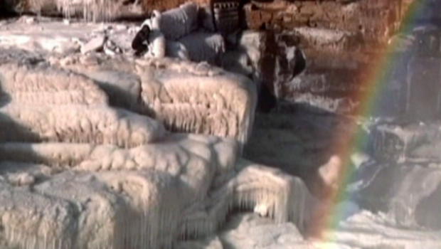 CBCNews's tweet image. BEAUTIFUL VIDEO: Frozen waterfall in China
cbc.ca/player/News/Wo…
