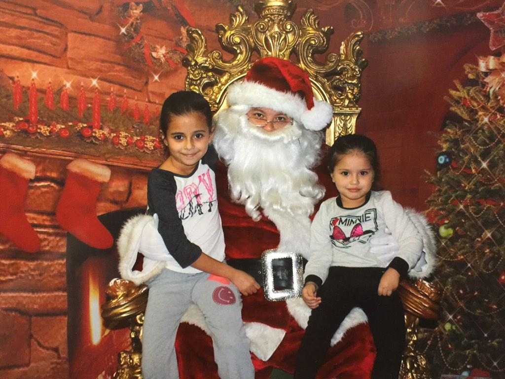 melydiez10's tweet photo. @PrimerImpacto #FotoConSantaPI #NavidadDeImpacto http://t.co/6EzWwuiG4S