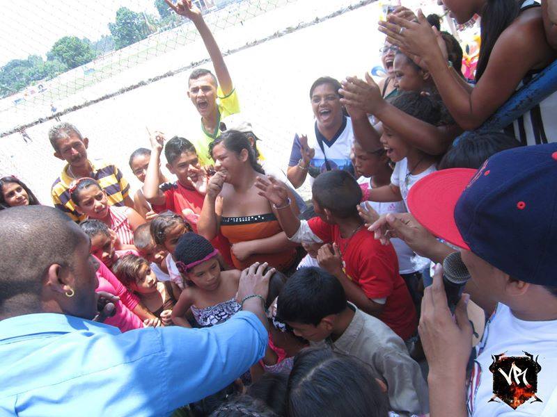 jacksonvr16's tweet image. compartiendo y entregándole regalos a los niños d(Nueva Bolivia[edo Merida])con la FUNDACIÓN SONRISA y @ValmoRecord