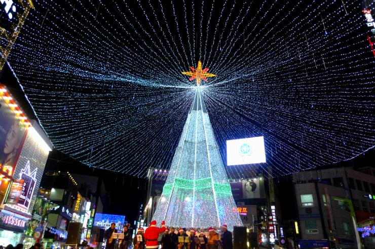 cjm21ok's tweet photo. "MERRY CHRISTMAS"
즐거운 성탄절! 행복한 연말연시 보내세요.
한해동안 열심히 달려온 당신께 박수 보냅니다.
고생 많으셨습니다. ^_^

새해에도 건강과 행복이 가득하시길 기원합니다.^^ http://t.co/iIVg8K4onl