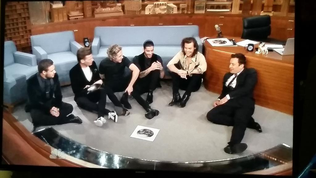 lewdacriiis's tweet photo. 6 of my favorite people all in one room together. 😍😘😍😘😍😘 @jimmyfallon @onedirection #Fallon1D http://t.co/mDZSGzjXoT