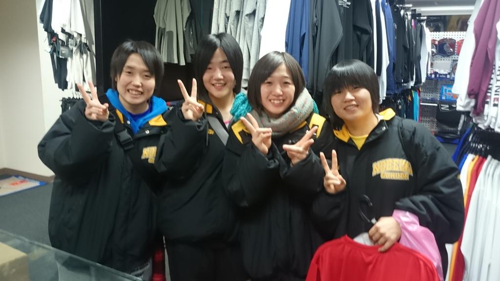 MSTOKYO1221's tweet photo. オッス😃✋
延岡学園高校女子ﾊﾞｽｹｯﾄﾎﾞｰﾙ部
来店です。
頑張って応援して下さいねぇ…。 http://t.co/552PKhXgzq