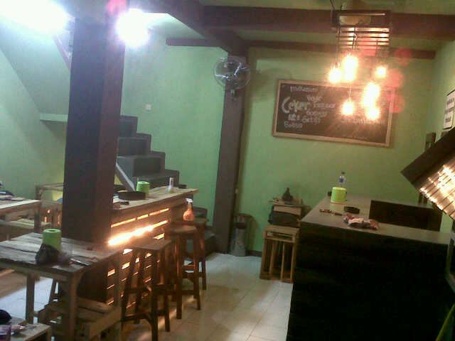 sudut temaram outlet ceker klutik jl.kalibokor no 15,sby..silahkan singgah..\m/