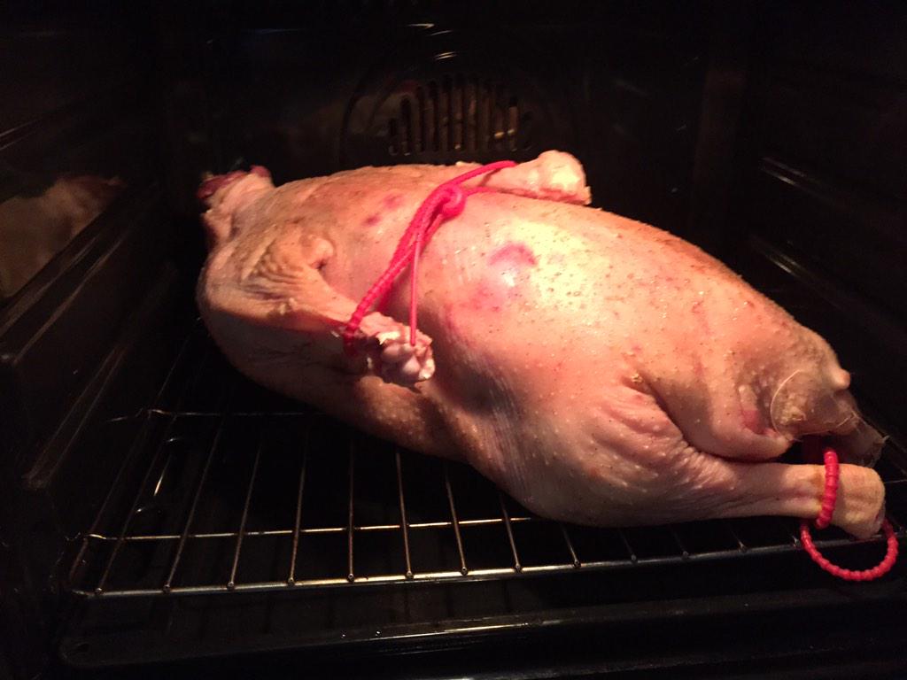 ralfeichner's tweet photo. 09:43 Next Step: 7 Stunden bei 80 Grad - Allen ein frohes Fest! #foodcamera http://t.co/CXVPsaNjEp