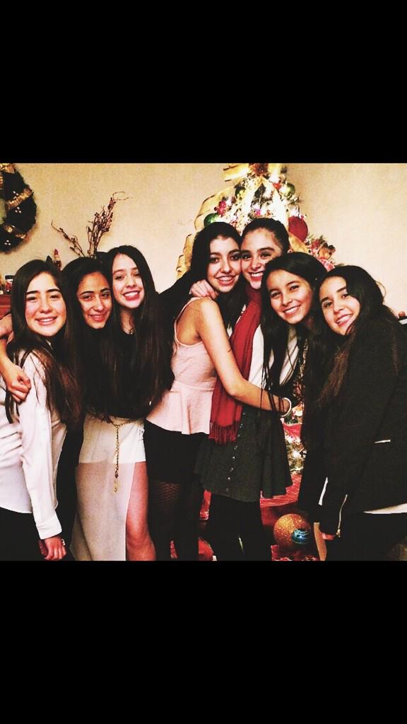 erikaflores1908's tweet photo. No las cambio💕⚡️💋🎄 #sonmivida #posada2014 @ClaraVega99 @gonzalezale99 @sofiamonreal @elisa_fuentesg http://t.co/ArJfTVXYA8