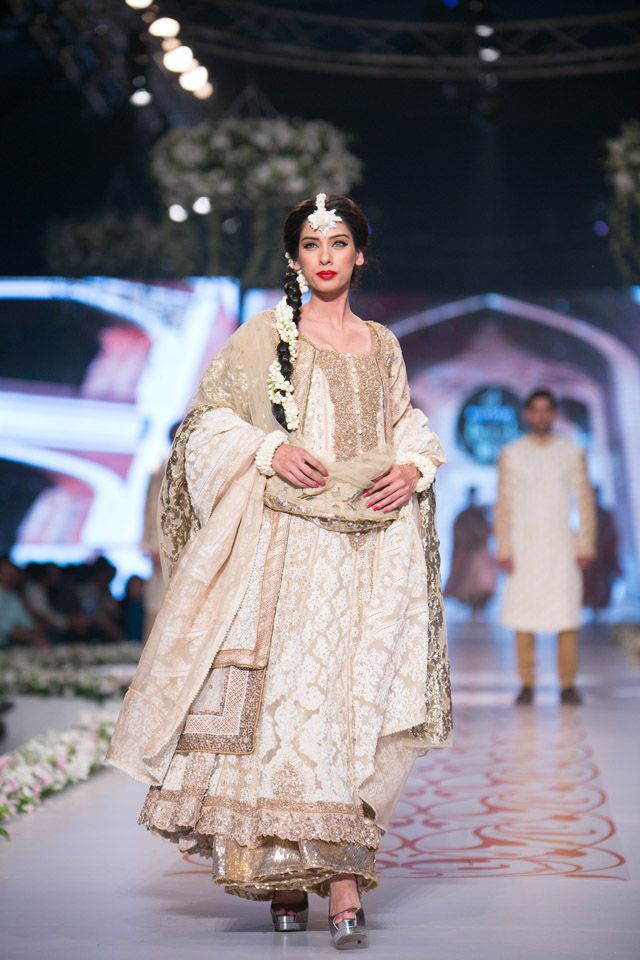 _realpakistani's tweet photo. Outfit of the Week. #Pakcouture #HSY @HSYCOUTUREKING http://t.co/OYhuinCUhd
