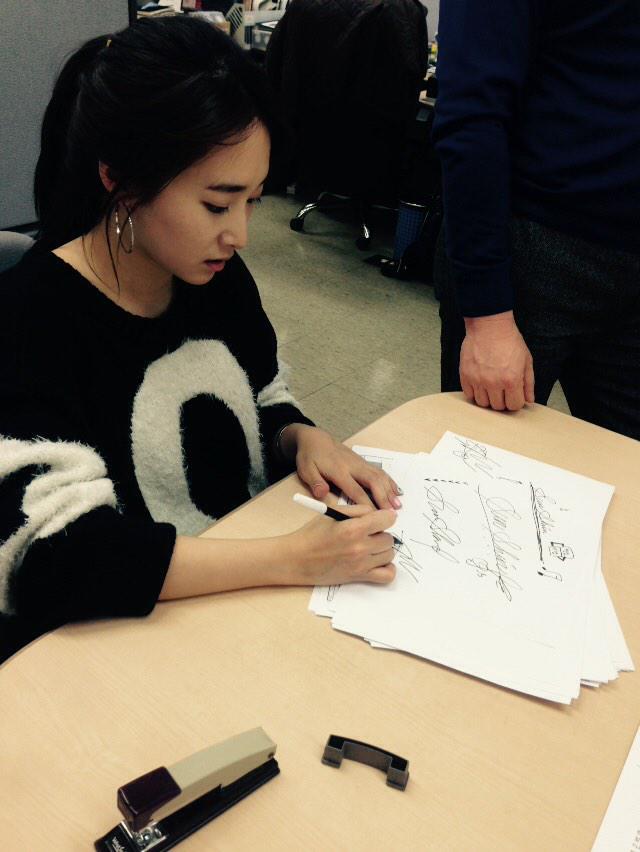 오늘자 스포츠투나잇 회의시간에 
1단계 화장(?)을 하고 싸인을 새로 개발중이라는 김선신아나운서 입니다.
본인말로는 방송용 화장은 10단계라고(....)