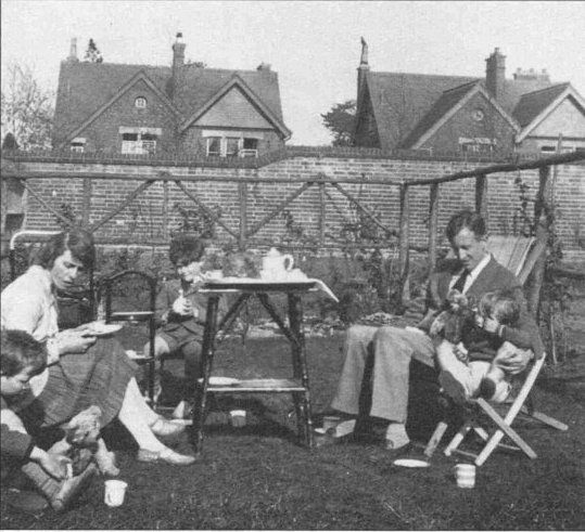 Libroantiguo's tweet image. “Where there's life there's hope.” 
― J.R.R. Tolkien, The Hobbit.
📷 Tolkien's family