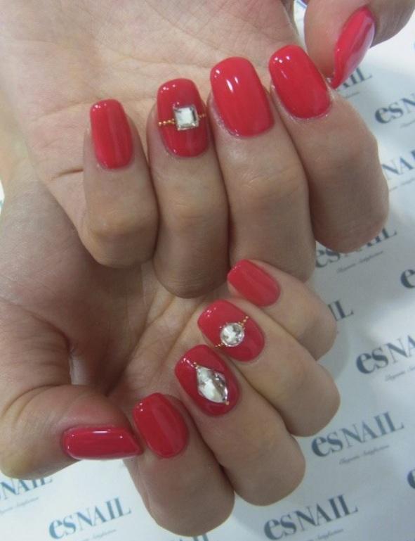 人気芸能人のかわいいネイル 木下優樹菜 ピンクレッドのワンカラー 大きめスワロを ジュエリーモチーフに T Co Sltjns50oj
