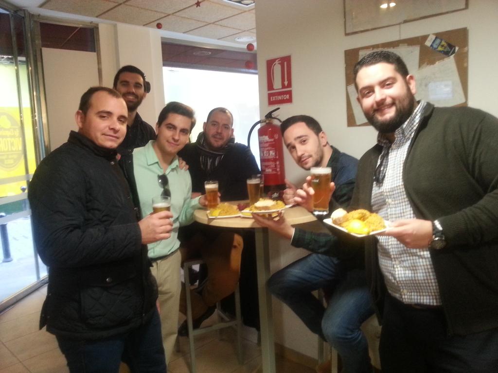 legenmario's tweet photo. #Aperitivazo de Nochebuena en @VictorioEsquina #paella #ricorico @pablomrtnzmarco @GinTopo @fede_studmuffin http://t.co/f5AgsHGo2Z