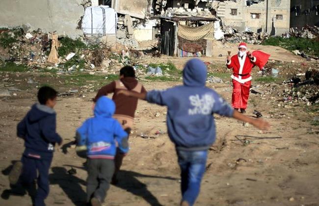 DailyStarLeb's tweet image. Gaza's 'Santa Claus' spreads cheer among war-weary kids bit.ly/1vnKmvu