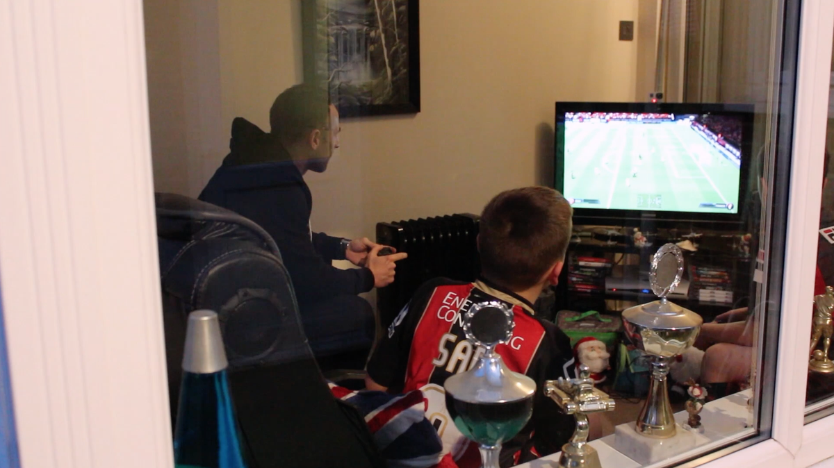 afcbournemouth's tweet photo. .@MarcPugh7 visited eight-year-old Sam Hare for the Cherries Secret Santa with @reefandbeefuk: http://t.co/760WqC9Tfs http://t.co/DwFnx8vAxy