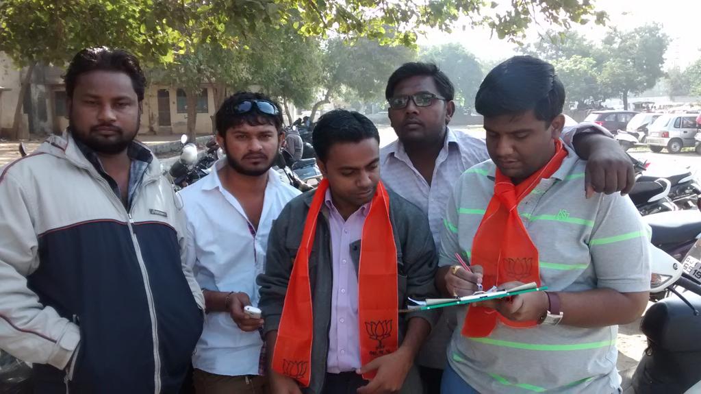 neelshah31790's tweet photo. Bjym Vasna ward for online membership drive #JoinBJP #BJYMKarnavati @BJP_Ahmedabad @DarshakThakar @pradipsinhbjp http://t.co/eEEJIWNtfJ