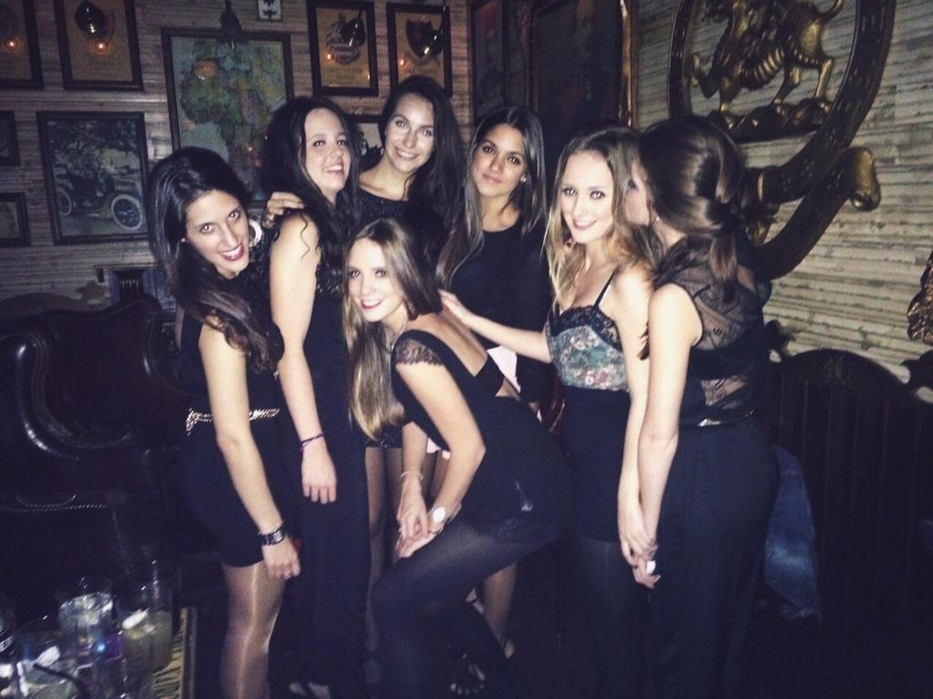 MaartaFidalgo's tweet photo. Hoy es día de bares y amigas! 🎅🎄 #CopaAqui #vermouth #24dicembre http://t.co/OxhZtD62pj