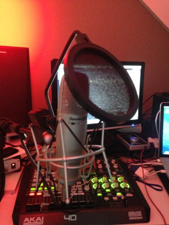 Vilouca's tweet photo. Today studiotime!!! Zin om een paar mooie dingen te creëren. #vilouca #tvoh #cargovibes http://t.co/ej7tPx5nCT