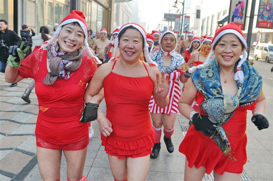 Рождество в Шанхае “<a href="/shanghaidaily/">Shanghai Daily</a> Charity runners feel the spirit of Christmas 
shanghaidaily.com/national/Chari… ”