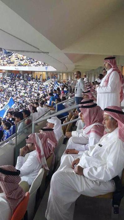Tiger_taif's tweet photo. صورة :
الرئيس العام لرعاية الشباب :
في مدرج الهلال 
مباراة الاتحاد والهلال 
!! http://t.co/vUa3Iy7XTb