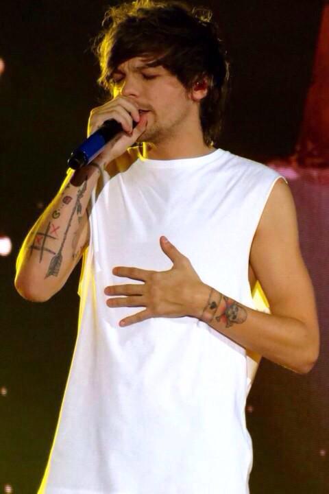 kthdnesslou's tweet photo. THE WAY LOUIS PLACES HIS HAND ON HIS TUMMY WHEN HE SINGS

HE'S SO ADORABLE

#HappyBirthdayLouis 
@Louis_Tomlinson http://t.co/N1SdsLyiaz