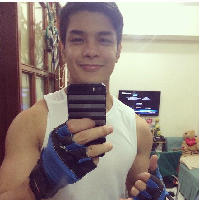 CheviNatics's tweet photo. Those biceps though! What about the abs Chevin? @ChevinKleinC http://t.co/NCn67yYoEU