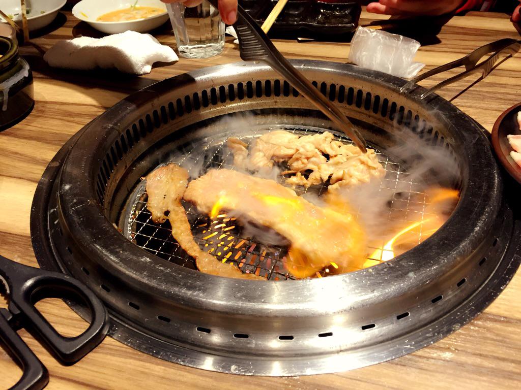 NZMo0's tweet photo. クリスマスイブにJK5人組で焼肉食べに行ったけどなんら問題ないよな♡ http://t.co/2qkSTxEAp9