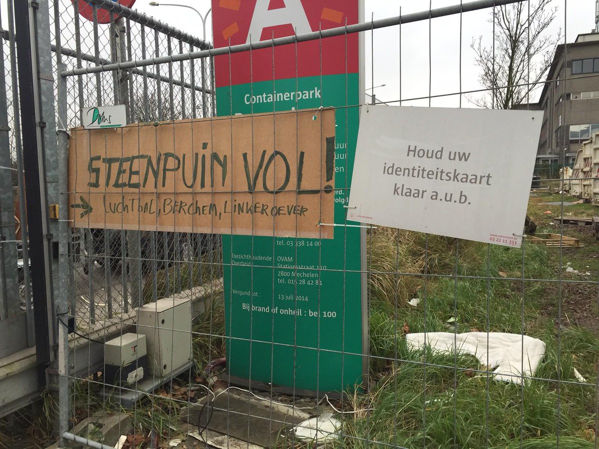 Radio2Antwerpen's tweet photo. Druk aan het containerpark @borgerhout. Vanaf 2015 wordt dat betalend. Nu 2uur wachten. #steenpuin #grofvuil http://t.co/pKeuc4agfH