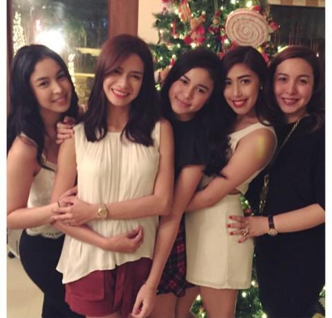 TeamClaudiaB's tweet photo. Barretto family with Erich Gonzales @barrettoclaudia @danibarrettoo @BarrettoJulia http://t.co/hPrJkFHRCB