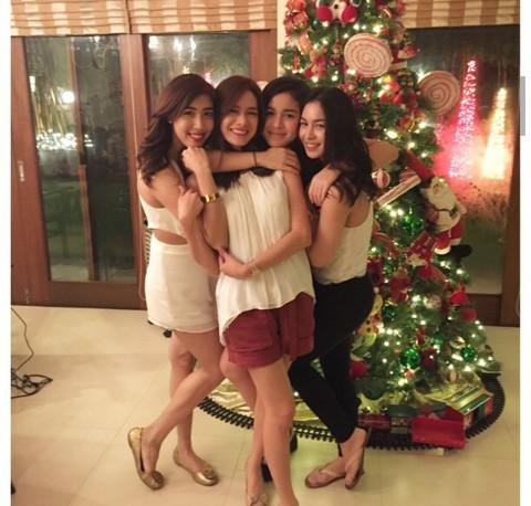 TeamClaudiaB's tweet photo. Barretto family with Erich Gonzales @barrettoclaudia @danibarrettoo @BarrettoJulia http://t.co/hPrJkFHRCB