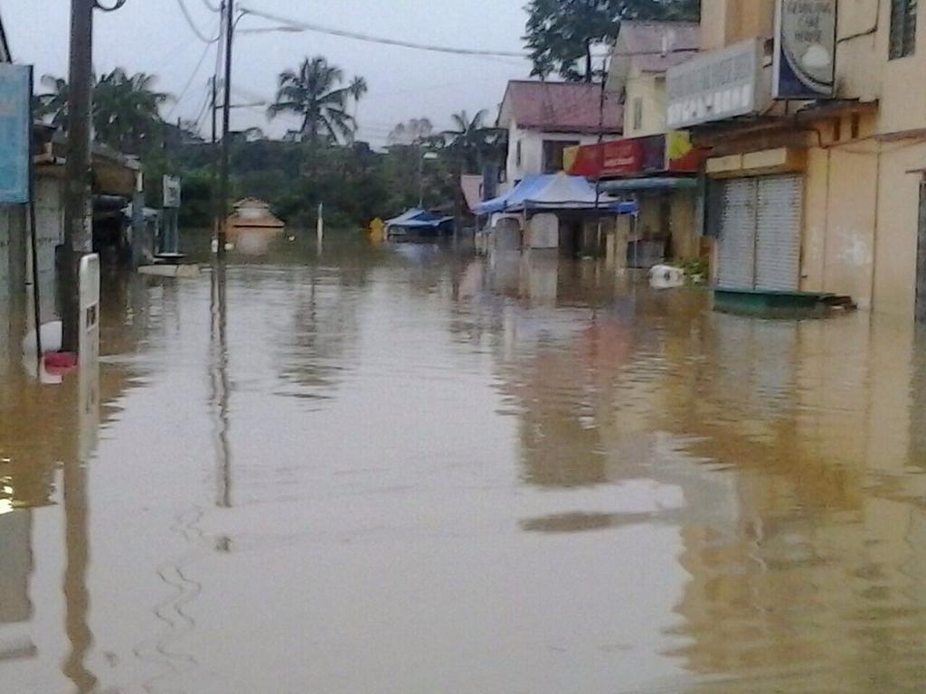 ruzainijuhari's tweet photo. Bawah lembah..kuala kangsar ptg tadi... #prayforkualakangsar @ohhmyperak @peghokpekat ..mngkin air naik lgi mlam ni.. http://t.co/B0CtOKzMNO