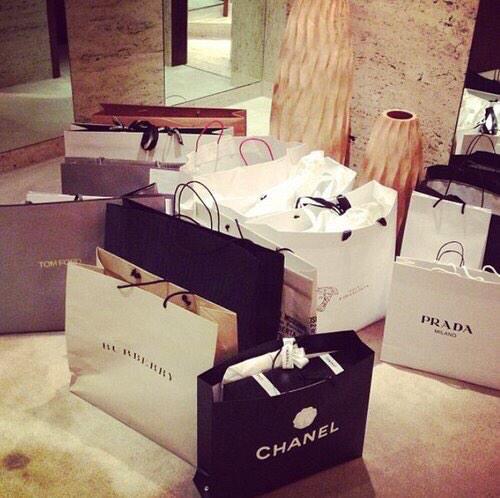 hugxtop's tweet photo. je vais bientot vous faire un haul de mes cadeaux de noël, j'ai pas eu grand chose. #tweetcommeuneyoutubeuse http://t.co/3uAK3PGljB