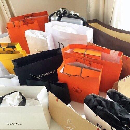 hugxtop's tweet photo. je vais bientot vous faire un haul de mes cadeaux de noël, j'ai pas eu grand chose. #tweetcommeuneyoutubeuse http://t.co/3uAK3PGljB