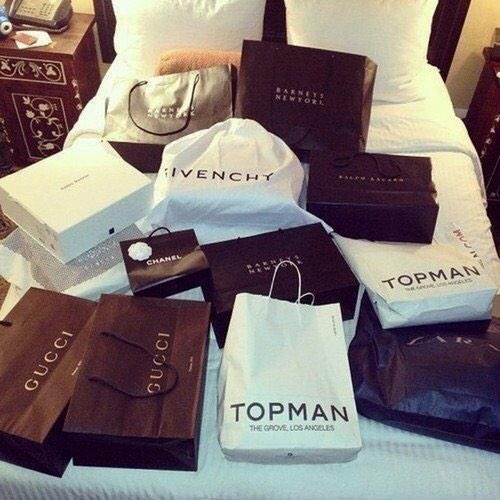 hugxtop's tweet photo. je vais bientot vous faire un haul de mes cadeaux de noël, j'ai pas eu grand chose. #tweetcommeuneyoutubeuse http://t.co/3uAK3PGljB