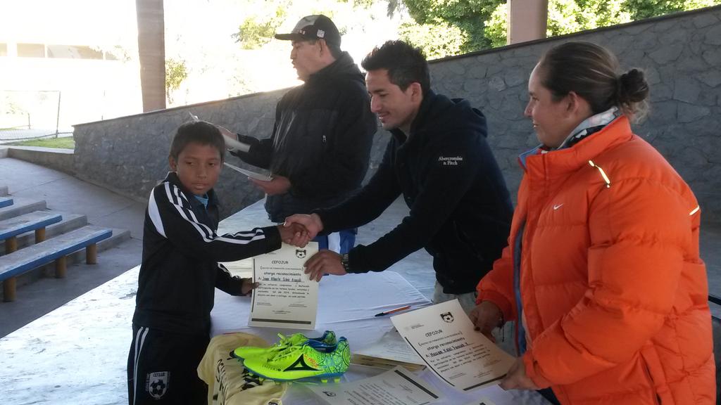 El campeon con <a href="/CF_America/">Club América</a>  y laguenro Osmar Mares entrega reconocimientos a niños del CEFOJUR <a href="/AlinaGarza/">alina garza herrera</a> #Torreon