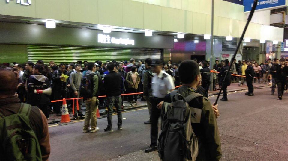 csdkktam's tweet photo. @Independent @guardian @Reuters @AP 
RT 25/12 Curfew in Mongkok &amp; Causeway Bay, #HK #HongKong http://t.co/9fJeQTlhyk