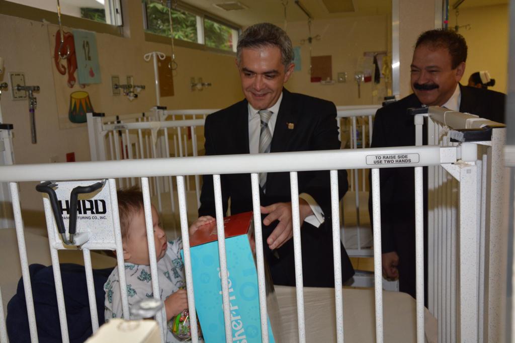 ManceraMiguelMX's tweet photo. El día de hoy, hacemos entrega de juguetes a las y los niños del Hospital Pediátrico Tacubaya #mm http://t.co/tuEEgZNxBW