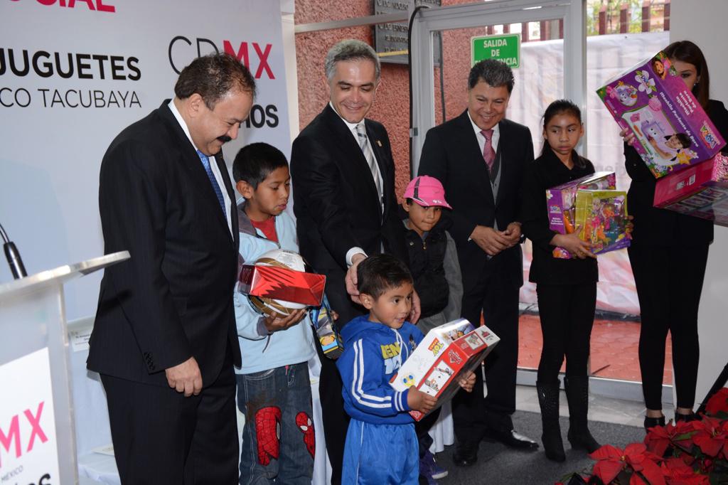 ManceraMiguelMX's tweet photo. El día de hoy, hacemos entrega de juguetes a las y los niños del Hospital Pediátrico Tacubaya #mm http://t.co/tuEEgZNxBW