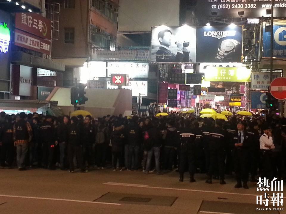 csdkktam's tweet photo. @Independent @guardian @Reuters @AP 
RT 25/12 Curfew in Mongkok &amp; Causeway Bay, #HK #HongKong -2 http://t.co/mKIvxx6LjC