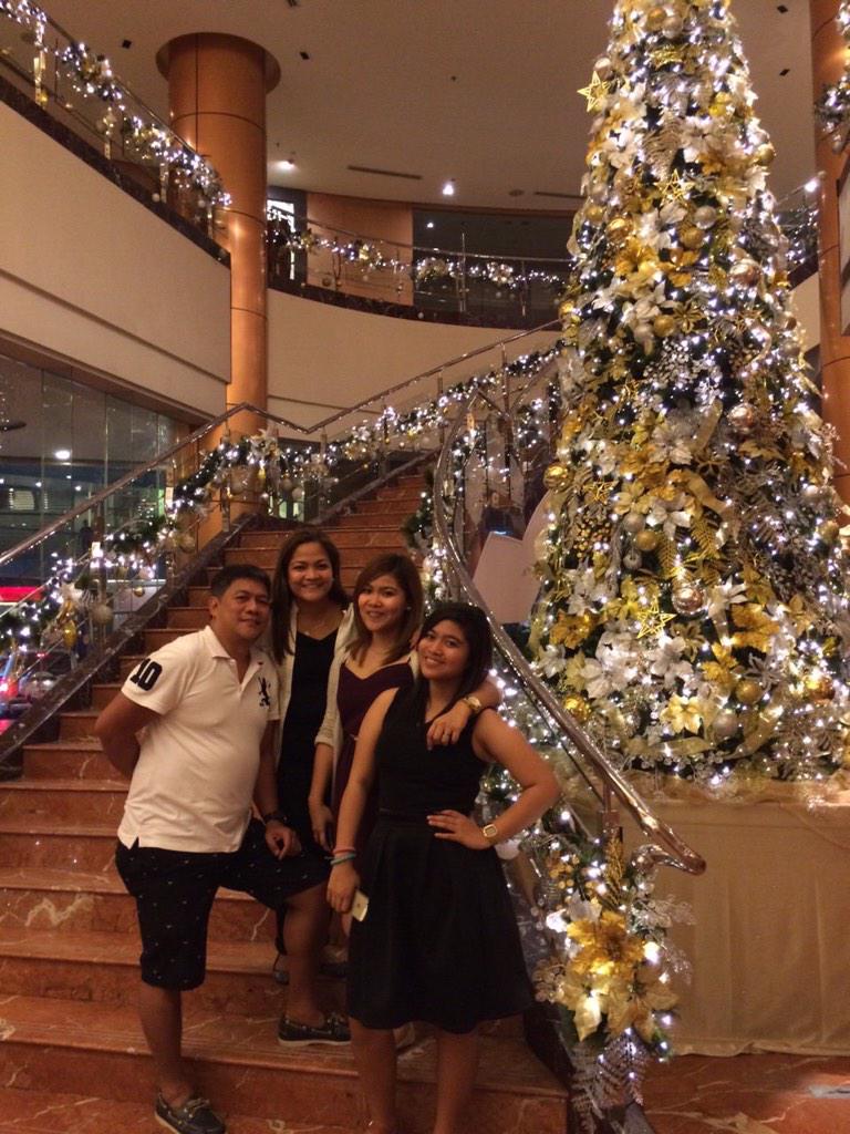 ashleyticzon's tweet photo. From our family to yours, Merry Christmas! 🎄🎉 @pinkcinnamom #MerryChristmasH15TORY http://t.co/3tWPg03ucI