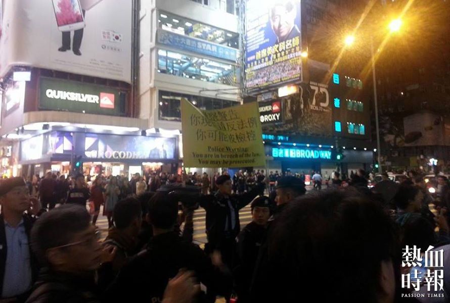 csdkktam's tweet photo. @Independent @guardian @Reuters @AP 
RT 25/12 Curfew in Mongkok &amp; Causeway Bay, #HK #HongKong -2 http://t.co/mKIvxx6LjC