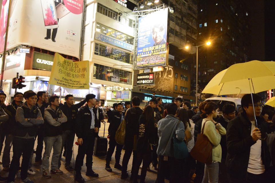 csdkktam's tweet photo. @Independent @guardian @Reuters @AP 
RT 25/12 Curfew in Mongkok &amp; Causeway Bay, #HK #HongKong -2 http://t.co/mKIvxx6LjC