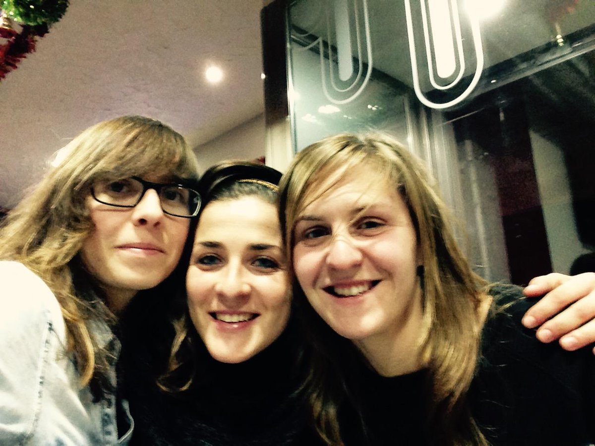 LTerres's tweet photo. Con @15miri_15 selección y @Orive_Fred presidenta arreglando el fútbol sala femenino! #pepinas http://t.co/5brTXM9JnZ
