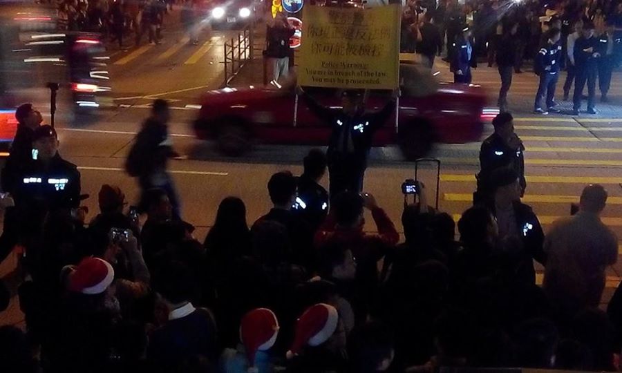 csdkktam's tweet photo. @Independent @guardian @Reuters @AP 
RT 25/12 Curfew in Mongkok &amp; Causeway Bay, #HK #HongKong -3 http://t.co/Ablr1tvcu4