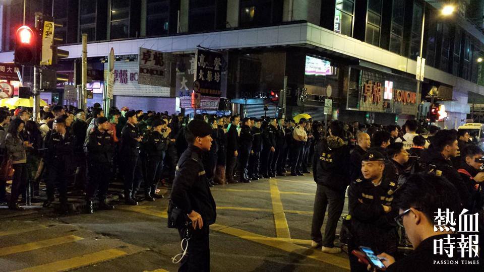 csdkktam's tweet photo. @Independent @guardian @Reuters @AP 
RT 25/12 Curfew in Mongkok &amp; Causeway Bay, #HK #HongKong -3 http://t.co/Ablr1tvcu4
