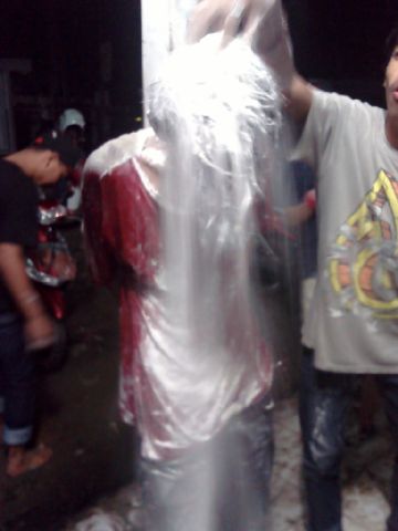 Selamat ulang tahun untuk bassist kami <a href="/ndeevdev/">Dev Ndev</a> , semoga semakin semakiiinnn :)