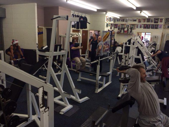 Xmas eve training at evolution gym Sheffield 2014 and it's party time at evo 💪😊🎅🎅 http://t.co/yQpdKu