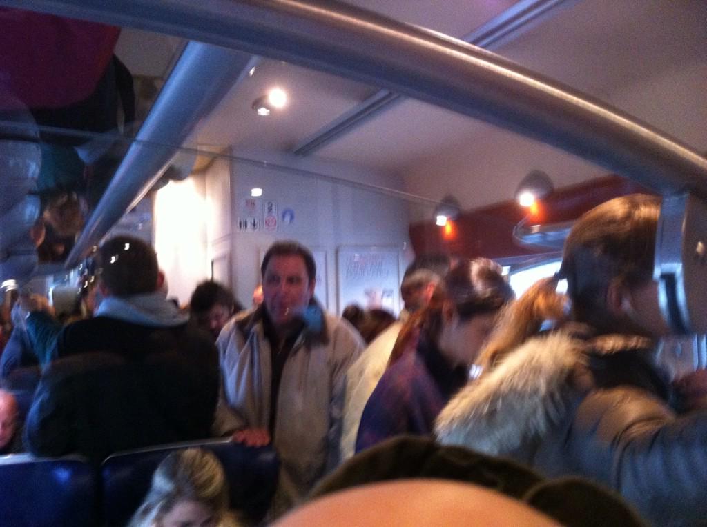 laspile's tweet photo. Non ce n'est pas le métro mais mon train. #sncf ça te rapporte combien de faire voyager les gens debout ??? http://t.co/HBiMAqNSH1