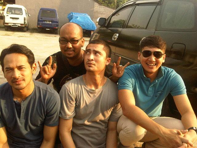 horassigar's tweet photo. @RisnaYuliastia_ @dikychandra_ terima kasih.demikianlah aku adanya,aku dan adik2ku http://t.co/iykZx0iDzZ