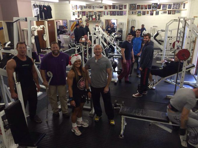 Xmas eve training at evolution gym Sheffield 2014 and it's party time at evo 💪😊🎅🎅 http://t.co/YnSKms