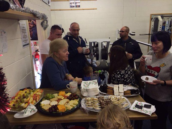 Xmas eve training at evolution gym Sheffield 2014 and it's party time at evo 💪😊🎅🎅 http://t.co/71dEcU