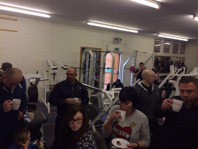 Xmas eve training at evolution gym Sheffield 2014 and it's party time at evo 💪😊🎅🎅 http://t.co/sVn89Q